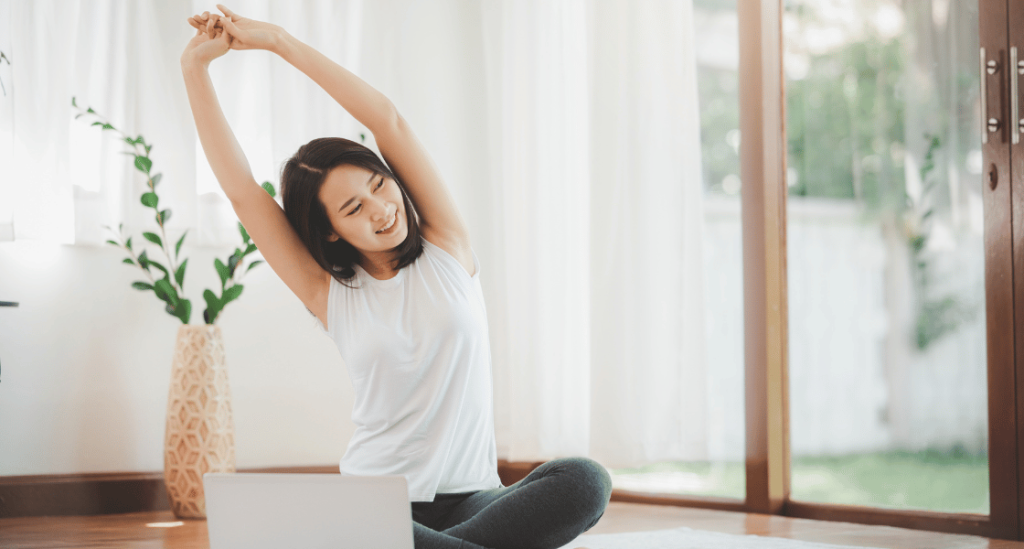 ストレッチしている女性